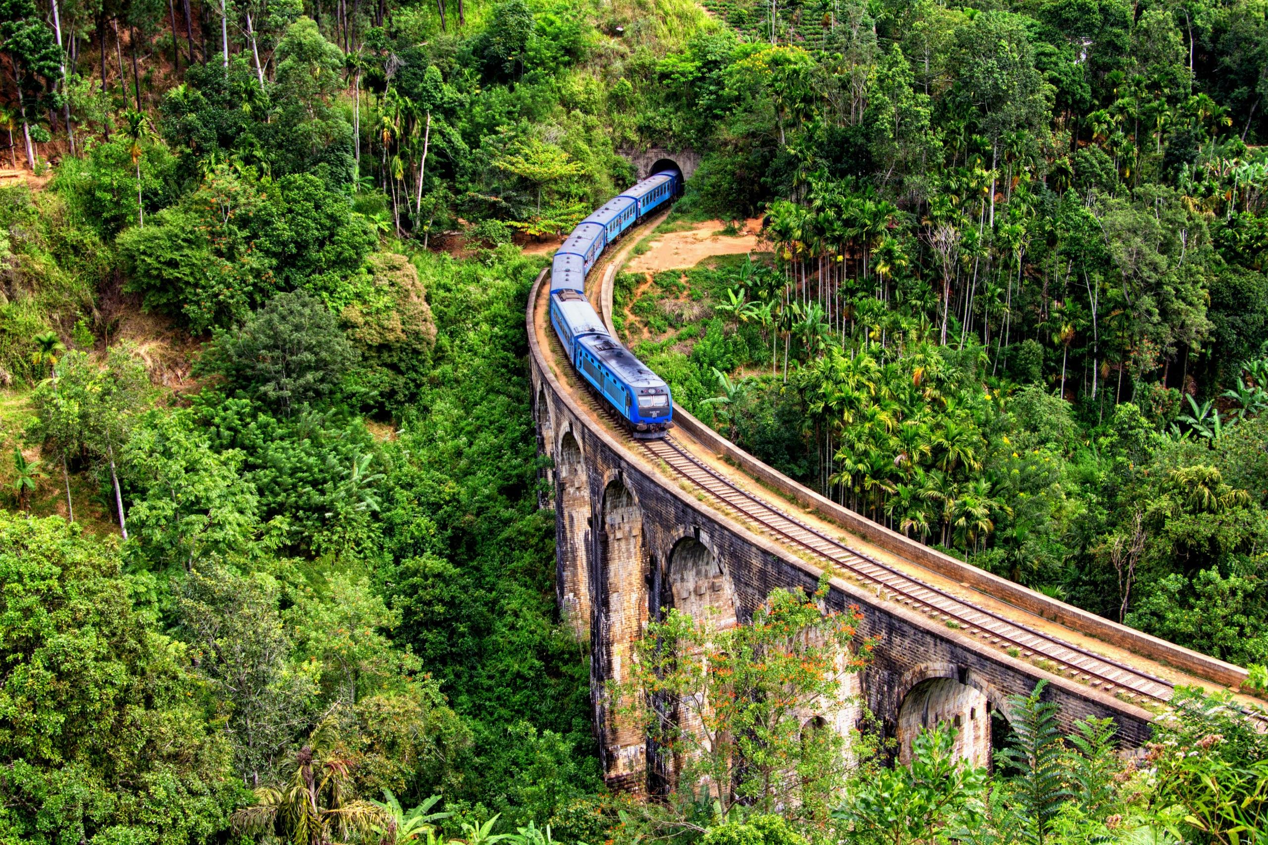 Ella Nine Arch Bridge — morning mist, blue train crossing